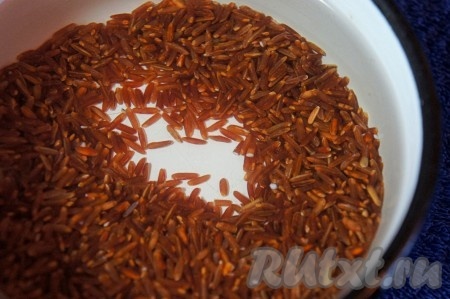 Красный рис промыть и замочить в холодной воде не менее, чем на 1 час.