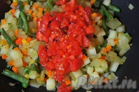 К овощам добавить замороженную овощную смесь (у меня - это зеленый горох, кукуруза, стручковая фасоль, красная фасоль), добавить нарезанные помидоры, немного воды. Накрыть крышкой и готовить овощи на медленном огне около 10 минут.
