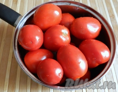 Помидоры вымыть. Сделать на них крестообразные надрезы и залить кипятком на 10 минут. Затем опустить помидоры в холодную воду.