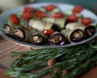 Баклажаны, фаршированные грецкими орехами и сыром