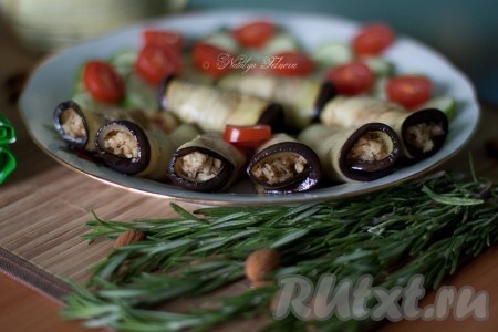 Баклажаны, фаршированные грецкими орехами и сыром