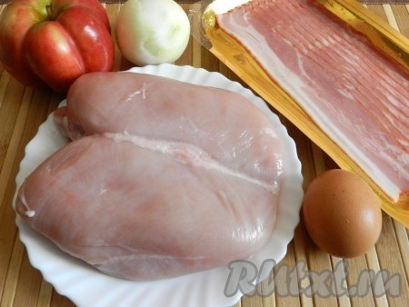 Подготовить продукты для приготовления куриных котлет в беконе на сковороде.
