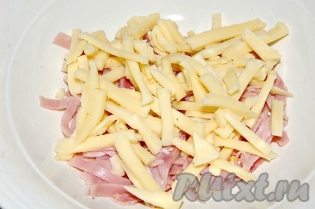 Сыр нарезать тонкими брусочками и добавить к ветчине.

