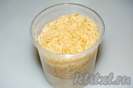 Отмерить 100 грамм сухого риса. После того как мясо сварится, опустить в кипящий бульон рис, варить после закипания на небольшом огне 20 минут.