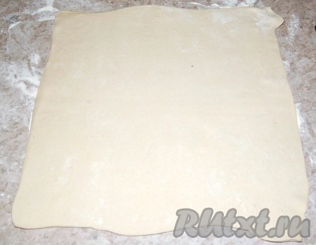 Готовое слоеное тесто разморозить, затем раскатать в тонкий пласт, толщиной примерно в 2 мм.