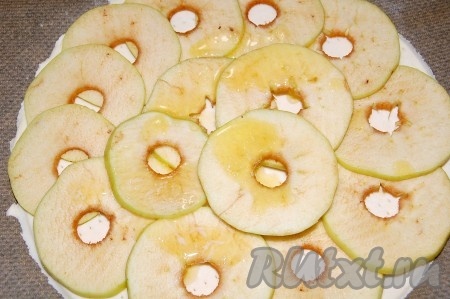 Растопить сливочное масло и растопленным маслом слегка  полить сверху яблоки.