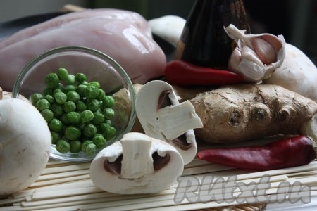 Ингредиенты для приготовления куриного супа с лапшой и грибами