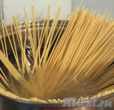В кипящую  подсоленную воду выложить спагетти и варить до состояния "Al Dente".