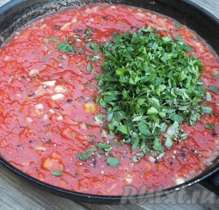 Пока варятся спагетти, к  луку и чесноку добавить томаты, соль, перец, пряные травы и немного потушить 3-4 минуты на среднем огне, помешивая.