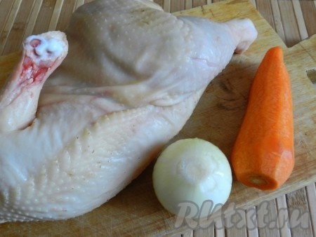 Курицу вымыть, снять с неё кожу. Очистить лук и морковь.
