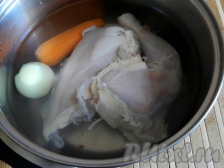Курицу, луковицу и морковь поместить в кастрюлю, залить 2 литрами холодной воды, поставить на огонь. Довести до кипения, снять пенку и варить на медленном огне под крышкой 50-60 минут (до готовности курицы). За 5 минут до готовности бульон посолить. Снять бульон с огня. Курицу достать, дать немного остыть и, отделив от костей, нарезать на небольшие кусочки. Луковица нам больше не понадобится. Затем бульон процедить, снова перелить в кастрюлю, поставить на огонь и довести до кипения.

