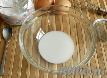 Для приготовления теста для яичных блинчиков нужно влить в миску молоко, просеять в него крахмал, перемешать венчиком, чтобы не было комков.
