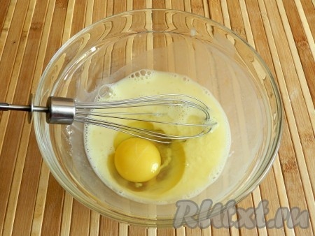 В смесь молока и крахмала добавить по одному яйца, каждый раз хорошо перемешивая венчиком, посолить по вкусу, снова перемешать. Тесто для яичных блинчиков должно получиться однородным.