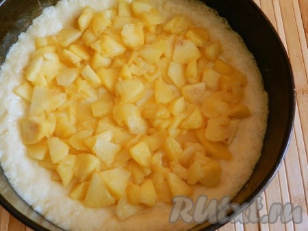 Тесто распределить по форме для выпечки, сделав бортики, выложить начинку из яблоки (кроме крупных кусочков), и поставить в разогретую до 180 градусов духовку на 10 минут.