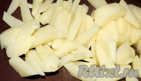 Через час добавить в кастрюлю с мясом нарезанный некрупными кусочками картофель. Картофель должен как следует развариться.