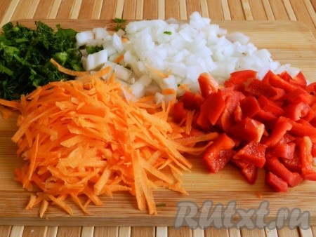 Приготовить овощи для заправки - лук, перец и зелень нарезать, морковь натереть на терке.