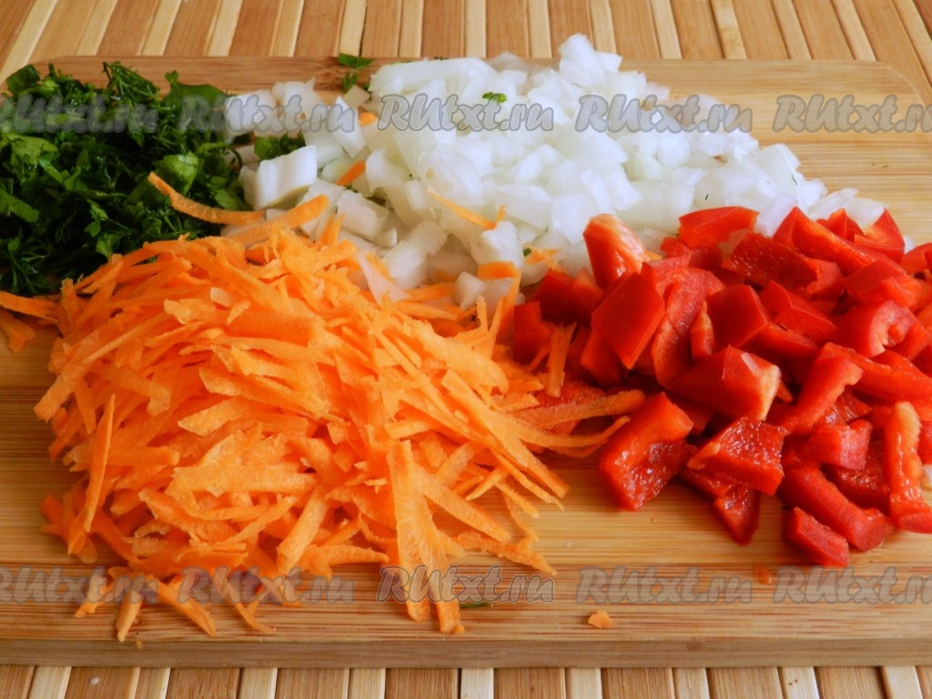 Приготовить овощи для заправки - лук, перец и зелень нарезать, морковь натереть на терке.