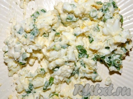 Для закуски № 2 режем мелкими колечками зеленый лук, измельчаем вилкой яйцо вкрутую, заправляем майонезом со сметаной, можно добавить немного горчицы. Солим по вкусу.