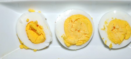 Яйцо вкрутую нарезаем кружочками.