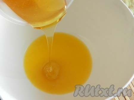 Соединить растопленное масло и мёд (если мёд засахарился, растопите его на водяной бане).
