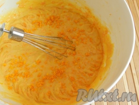 Добавить цедру апельсина, ещё раз перемешать, тесто для тыквенно-медового кекса получается в меру густым.
