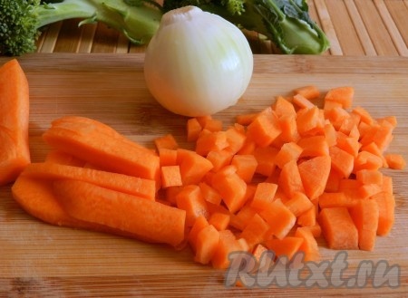 Лук и морковь очистить, морковь нарезать мелкими кубиками. 
