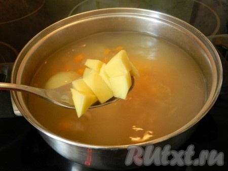 Из бульона вынуть луковицу, бульон посолить, добавить картофель.