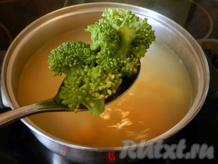 Когда сварится картофель, добавить брокколи и варить суп 3-4 минуты.