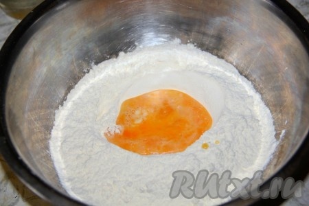 Приступим к замешиванию теста, для этого муку просеиваем в миску, тем самым напитываем её кислородом. К муке добавляем яйцо, уксус, тёплую воду и растопленное сливочное масло. 