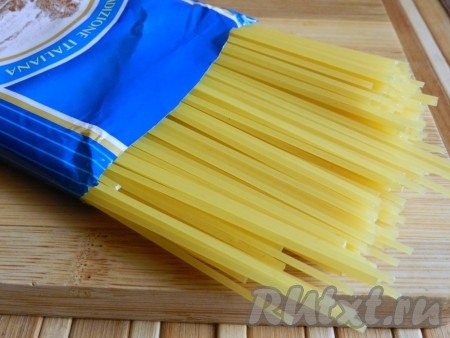 Спагетти отварить по инструкции на упаковке.