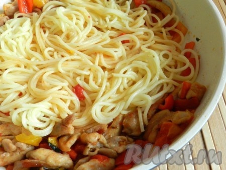 Добавить к курице с овощами сваренные спагетти, перемешать.