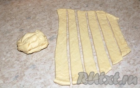 Раскатать тесто в достаточно тонкий пласт и нарезать полоски толщиной примерно в 2 см.