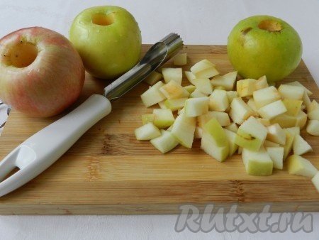 Яблоки вымыть, очистить от сердцевины и нарезать небольшими кубиками.