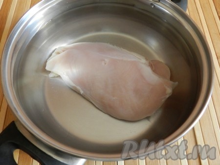 Куриное филе вымыть, залить 1-1,2 литрами холодной воды и поставить на огонь. Когда вода закипит, снять пену, уменьшить огонь и варить под крышкой 20-25 минут.
