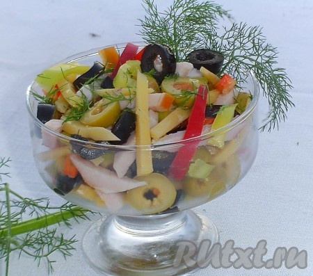 Все компоненты салата перемешиваем, солим, перчим по вкусу, заправляем оливковым маслом.
