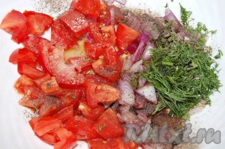 Для салата нарезать помидоры и лук маленькими кубиками. Добавить немного укропа, масло, уксус, соль и перец.