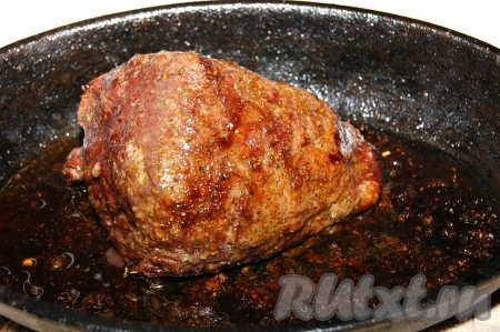 Через 15 минут вытащить форму с говядиной из духовки.