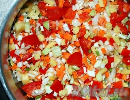 Переложить нарезанные овощи в кастрюлю и перемешать их.