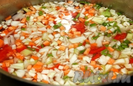 Налить в кастрюлю воду и поставить овощи вариться. Варить овощи 25 минут.