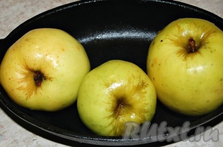 Сначала нужно яблоки помыть и выложить на огнеупорную форму (или сковородку).