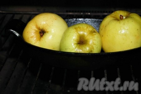Отправить форму с яблоками в горячую, разогретую до 200 градусов, духовку запекаться.