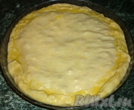 11-й пласт смазываем маслом. Свисающие края теста срезаем ножом так, чтобы край оставался примерно 1-2 см. Края укладываем на тесто. И смазываем края пахлавы взбитым яйцом.