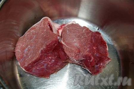 Мясо помыть, положить в кастрюлю, залить холодной водой и поставить вариться на 1,5 часа.