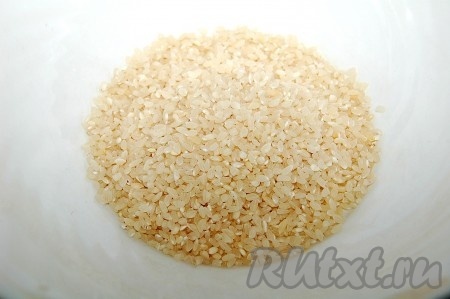 Через 10 минут после добавления картофеля добавить рис. Рис обязательно промыть в холодной проточной воде до прозрачности. Рис для крестьянского супа лучше брать круглозерный.