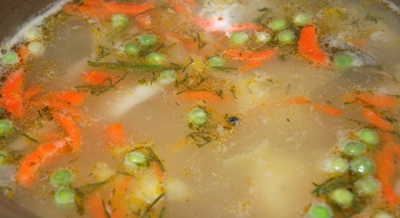 Добавить соль, перец, укроп и вкуснейший крестьянский суп готов. Лавровый лист обязательно вытащить, чтобы не горчил.