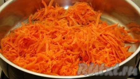 На сковороде разогреть растительное масло и отправить обжариваться морковь.