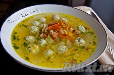 Очень вкусный, сытный суп с грибами и фрикадельками готов. Подавать в горячем виде со сметаной или сливками.
