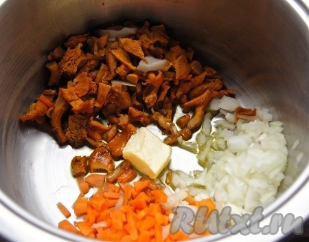 Обжарила грибы, лук, морковь на оливковом и сливочном масле (обжаривала в кастрюле с двойным дном, если такой нет, то обжаривайте в сковороде, потом просто переложите в кастрюлю). 