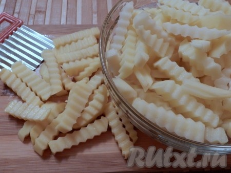 Картошку очистить и нарезать брусочками.