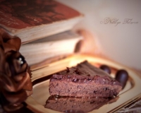 Шоколадный пирог с клубничным джемом и орехами